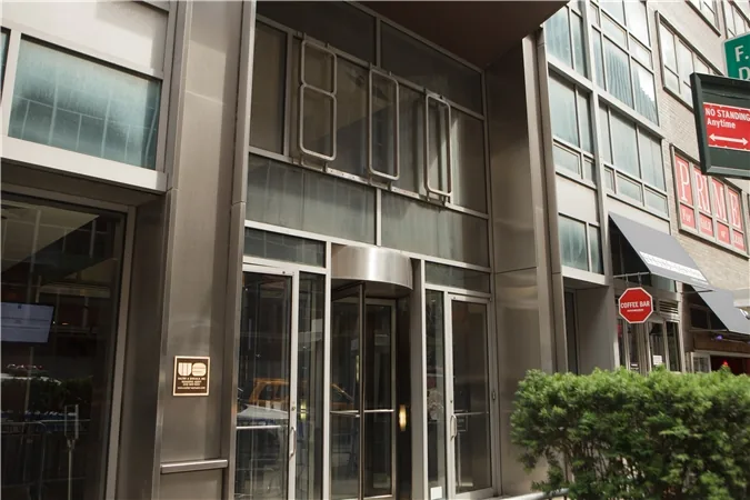 Entrada del edificio en 800 Second Avenue, Manhattan.